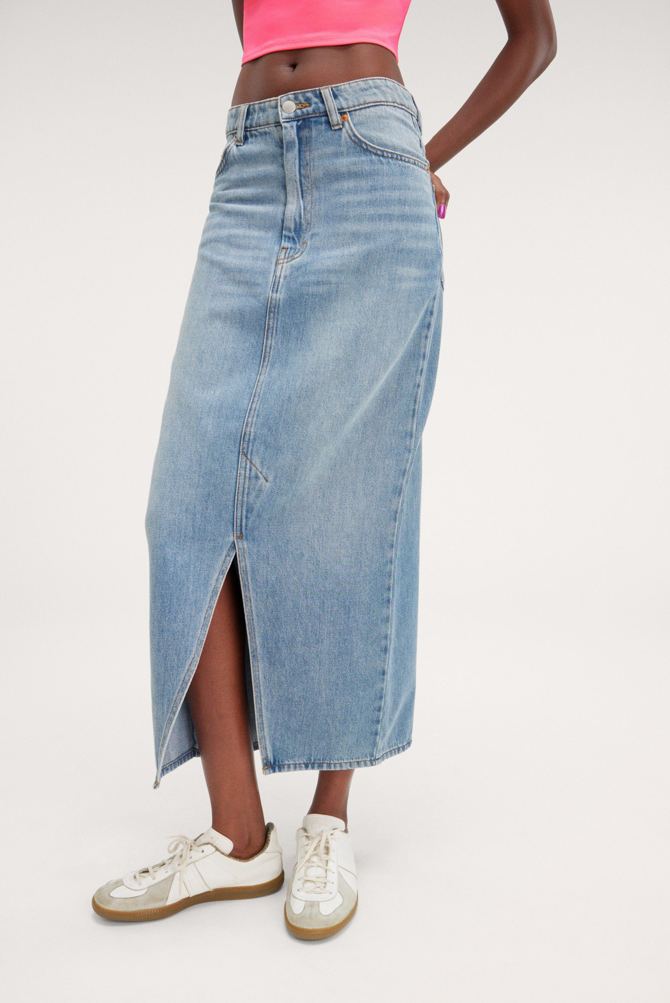 【Anyone more】Diven Black Blue Denim Skirt Denim skirt with slit at the front - Blue | SCAYLE