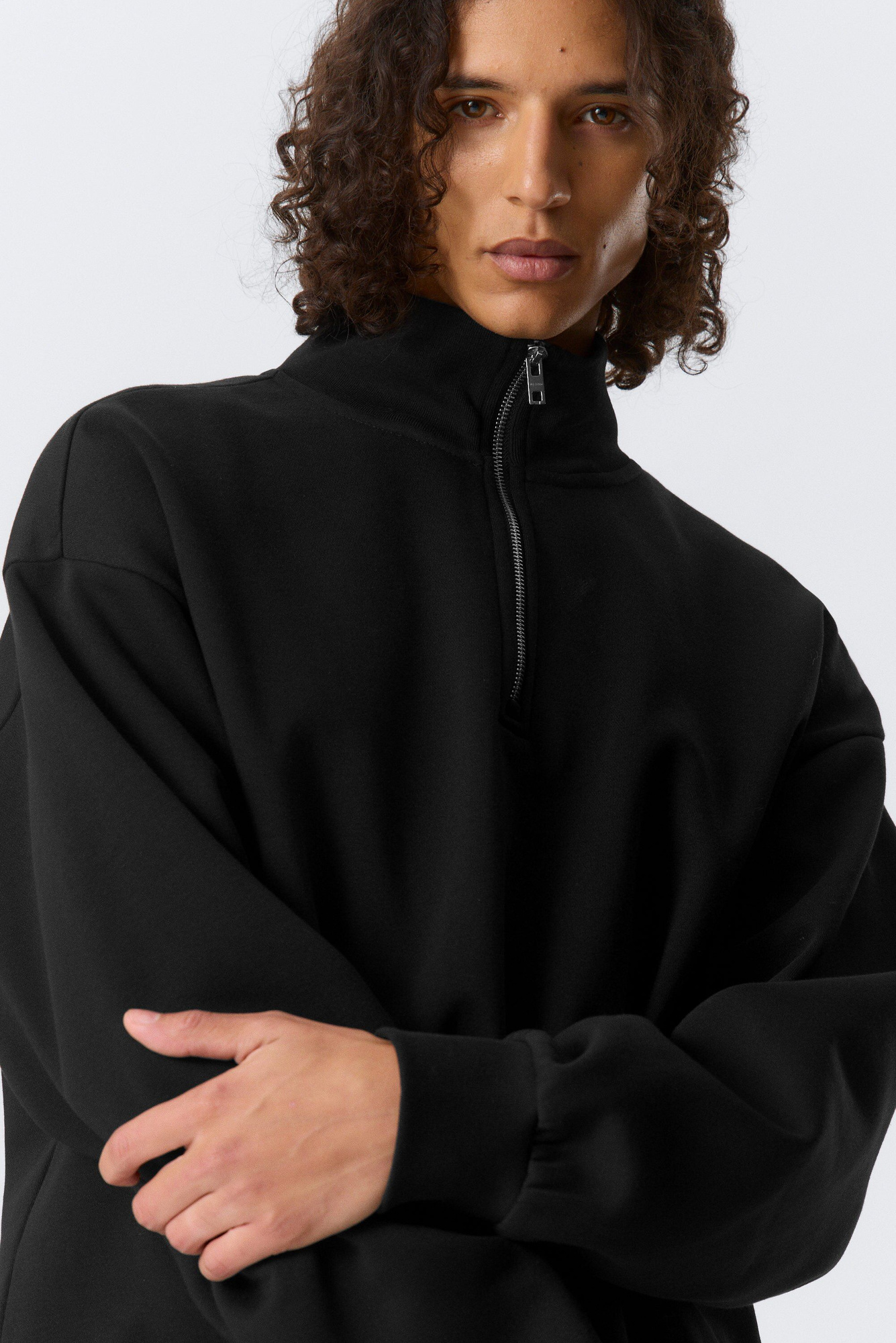 【完売品】HALF ZIP SWEAT/ブラック/サンライズ/HIIT loose half zip sweatshirt - Black | Weekday GB